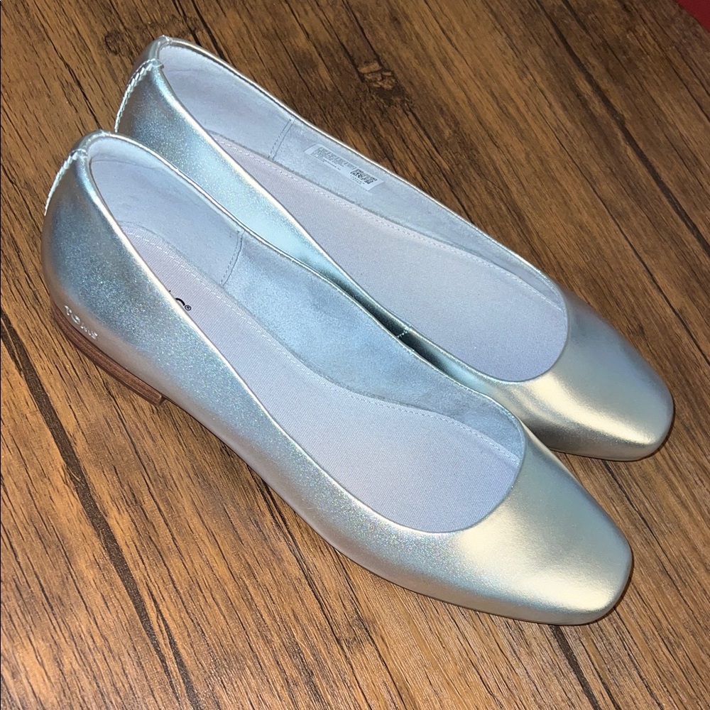 NWOB Toms Briella Silver‎ Metallic Leather Women's Flats- 10